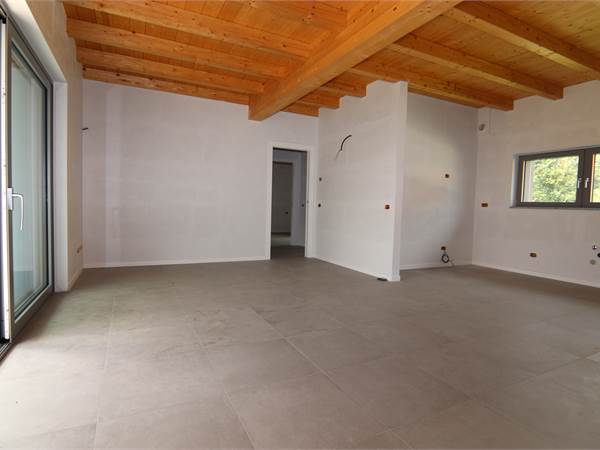 ampio trilocale in villa 